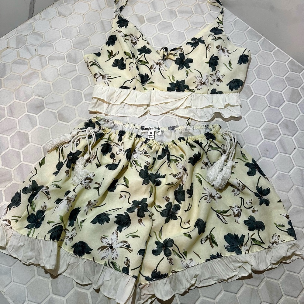 Floral Two Piece Ruffle set - Picture 4 of 6